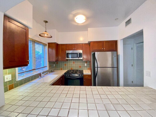 Building Photo - 1414 N Harper Ave