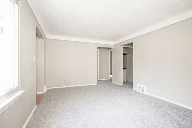 Building Photo - 3 BED 1 BATH BEAUTIFUL SINGLE FAMILY HOME ...