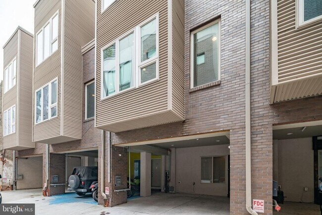 Building Photo - 623 N Bodine St