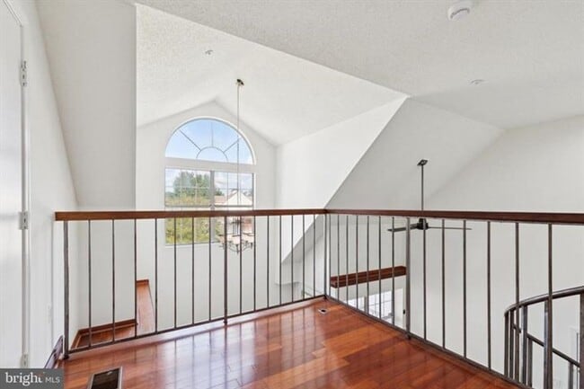 Building Photo - Spacious 1 Bedroom 1 Bath Loft Condo