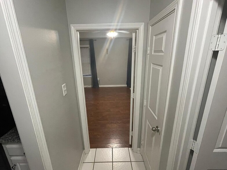 Building Photo - 1717 Point W Dr