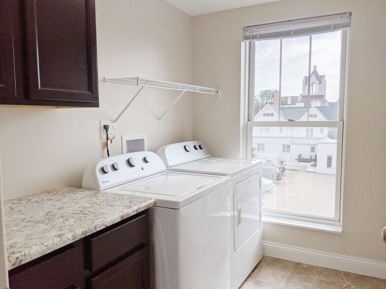 Building Photo - Sixth &amp; Washington