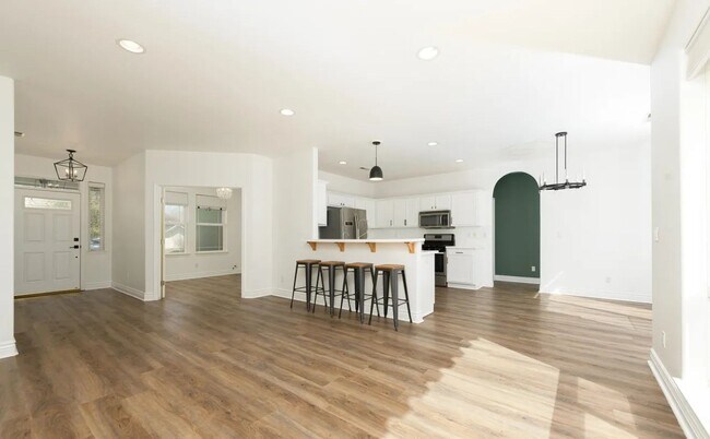 Building Photo - Well-maintained 3-bedroom, 2-bath home