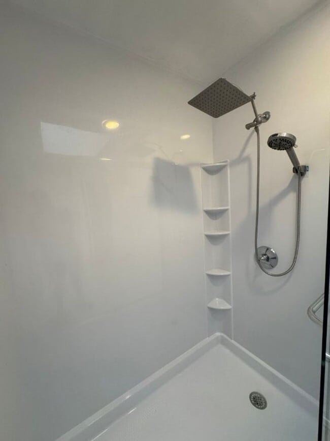 Building Photo - 3 bedroom, 2 bath 2 car garage home for re...