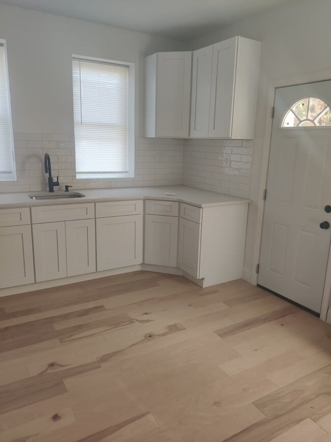 Building Photo - 1620 Lindley Ave