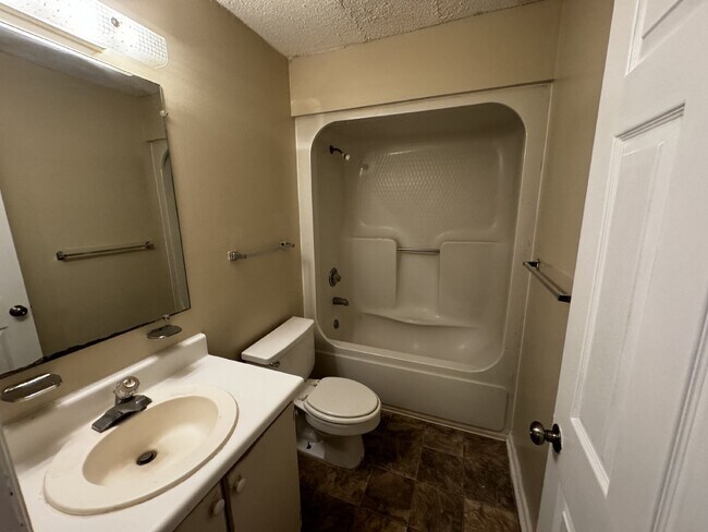 Building Photo - 910 Brett Dr