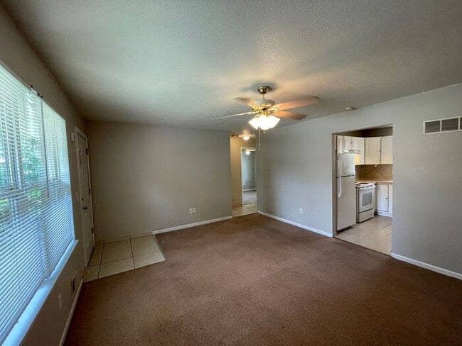 Building Photo - 2 Bedroom / 1 Bathroom Duplex in Blue Spri...