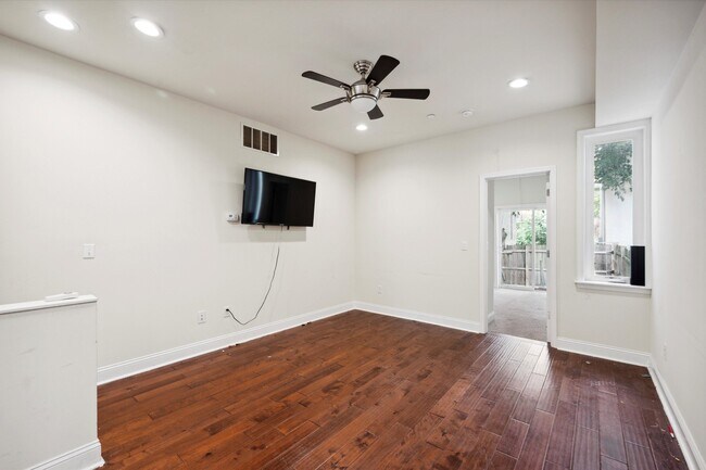 Building Photo - 1521 W Seybert St