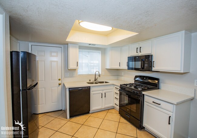 Building Photo - Spacious and Maintained 2Bdm 1.5Ba Townhome in Henderson.