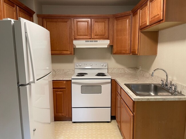 Building Photo - Cute Duplex Close to Shopping