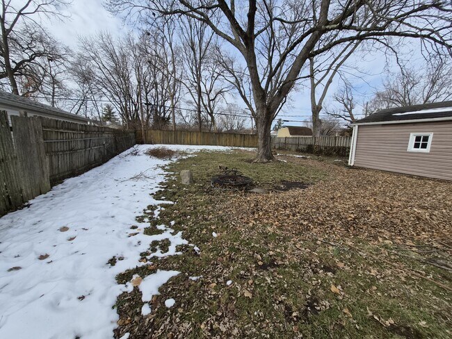 Building Photo - 484 Carol Dr