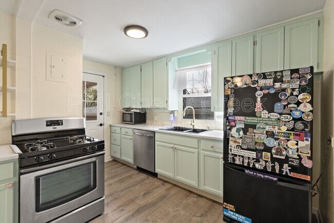 Building Photo - 156 S Newton St