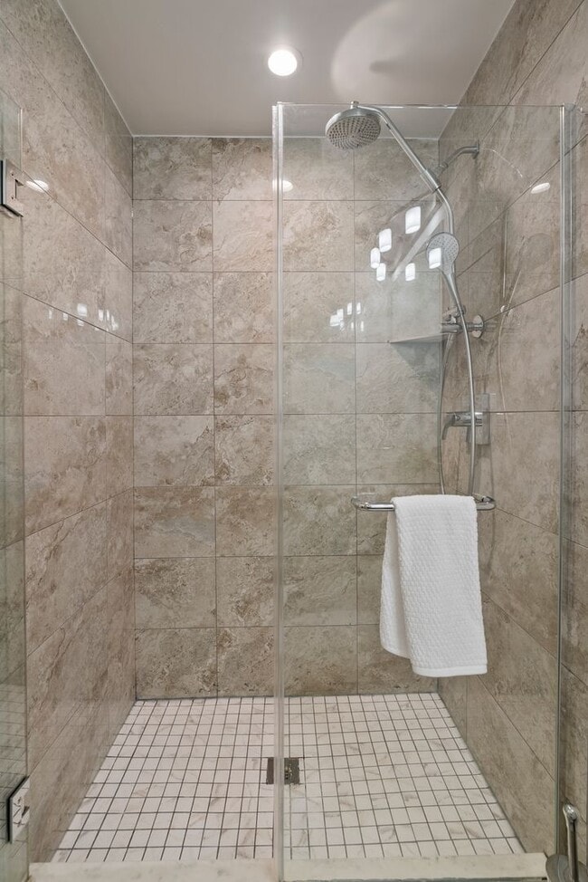 Building Photo - 2bd 2ba Condo with Washer/Dryer, Modern Fi...
