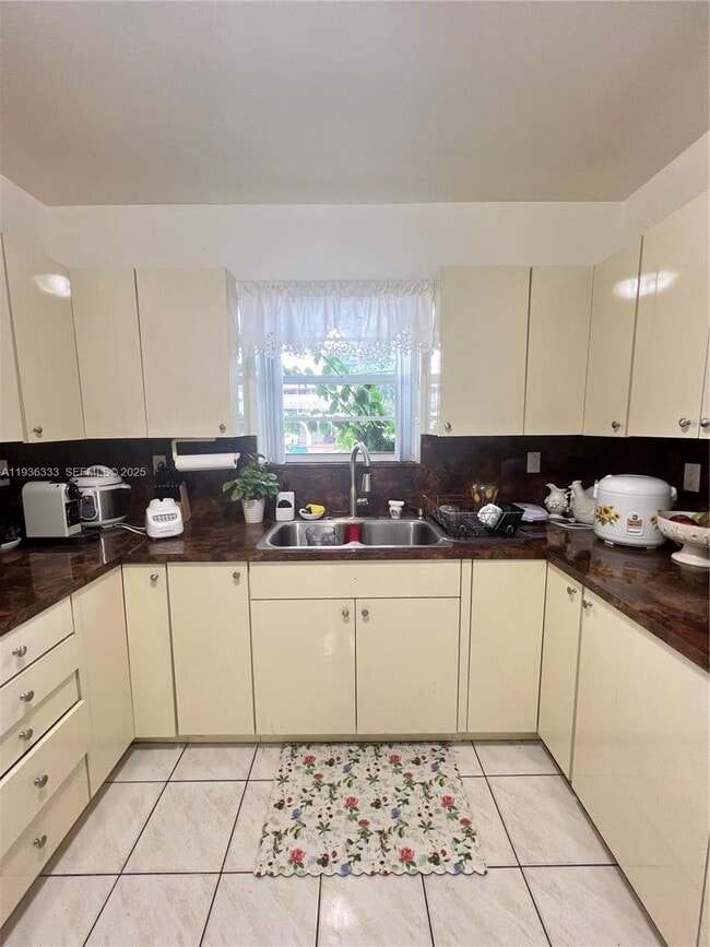 Building Photo - 1351 SW 70th Ave