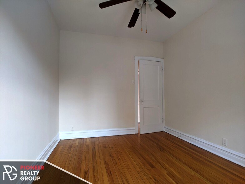 Building Photo - 953 W Cornelia Ave