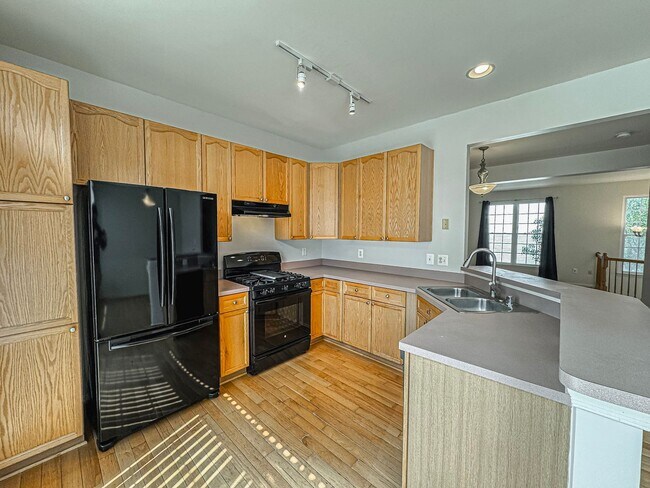 Building Photo - Gorgeous 3 Bed 2.5 Bath Interior Townhome ...