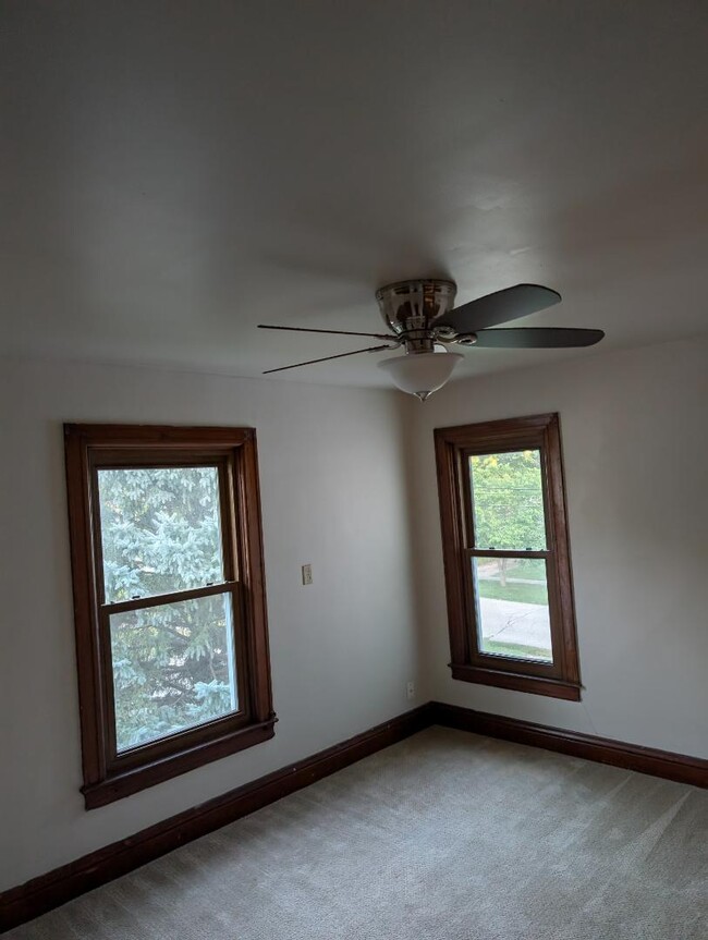 Building Photo - 206 Oak St