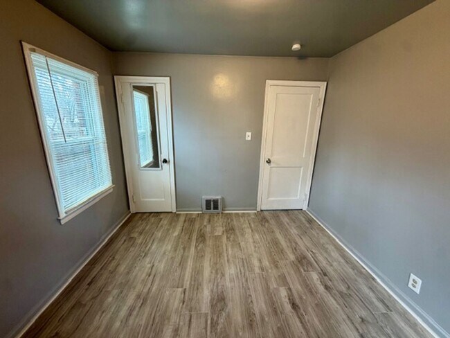 Building Photo - 3 Bedroom 1 Bath Welcome Section 8 Call 313-429-3244 Kpm Detroit