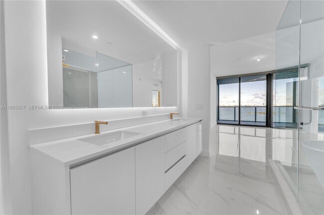 Building Photo - 700 NE 24th St