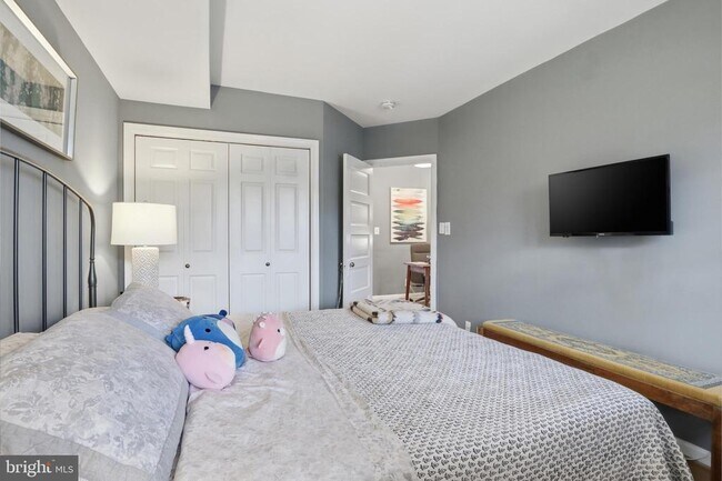 Building Photo - 7 Russell Rd