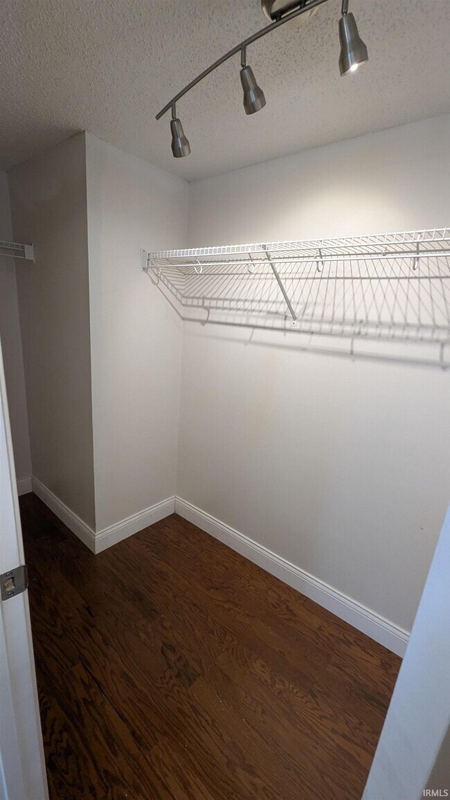 Building Photo - 432 E Laurelwood Dr