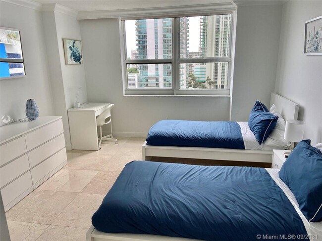 Building Photo - 1155 Brickell Bay Dr