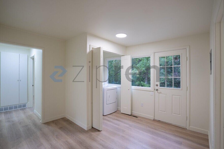 Building Photo - Unit