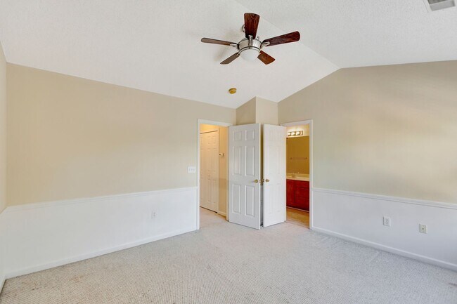 Building Photo - Townhouse available in Summer Wood!
