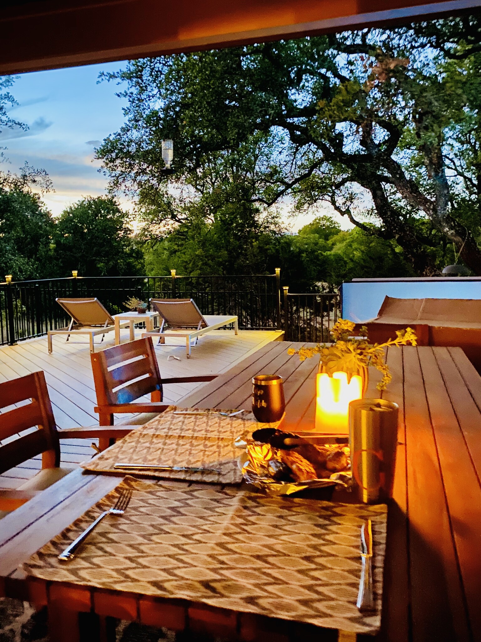 Room for outdoor dining table - 429 Pink Granite Blvd