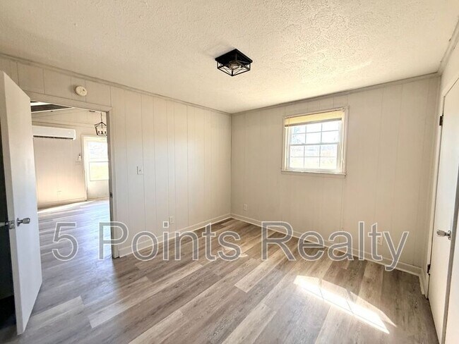 Building Photo - 2121 Bracey Cir