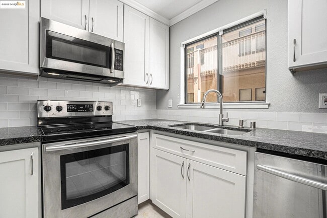 Building Photo - 1122 S Villa Way