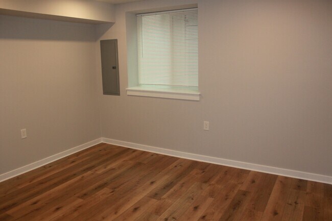 Building Photo - 409 Budd St
