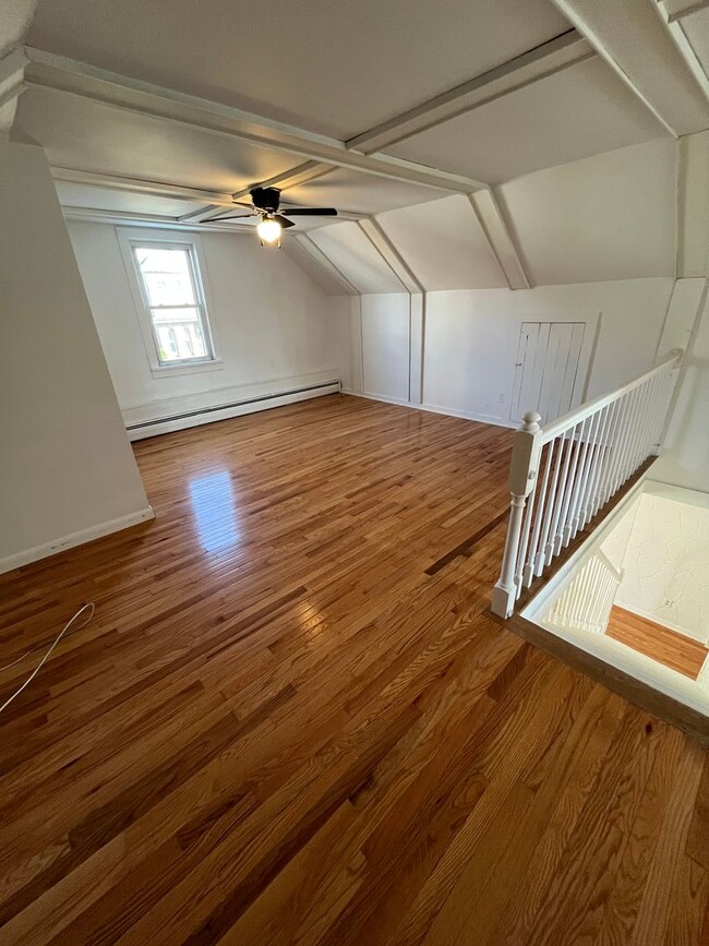 Building Photo - 3 Bedroom, 2 Bathroom Single Family Home i...