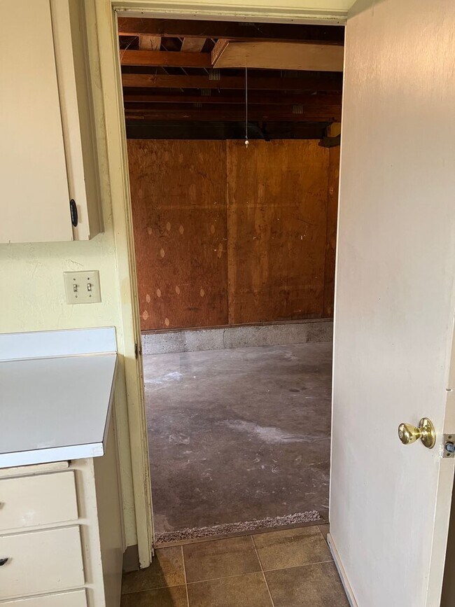 Building Photo - Solid 2 bedroom 1 bath duplex with garage!