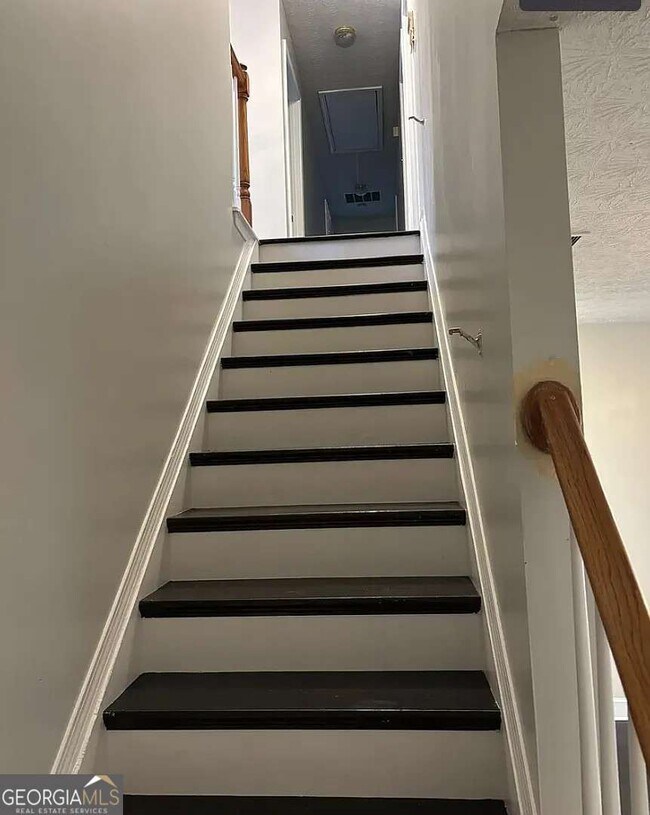 Building Photo - 235 Circle Rd