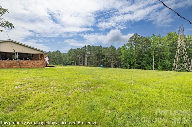 Building Photo - 219 Roslyn Rd