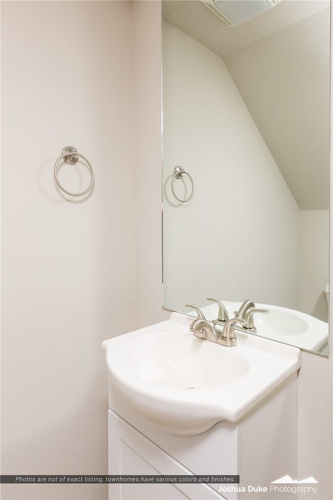 Building Photo - 1636 N Golf Club Dr