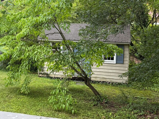 Building Photo - Adorable Recently Renovated 3 Bed 1.5 Bath Home $2395