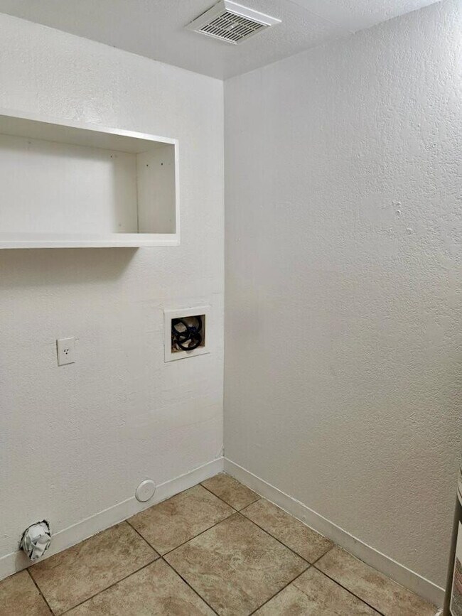 Building Photo - 2846 E Kathleen Rd