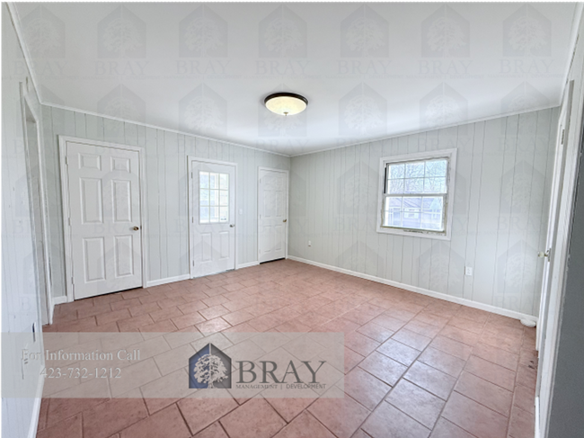 Building Photo - Charming & Spacious 1930s Home in a Centra...