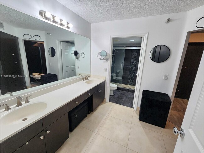 Building Photo - 3500 Mystic Pointe Dr
