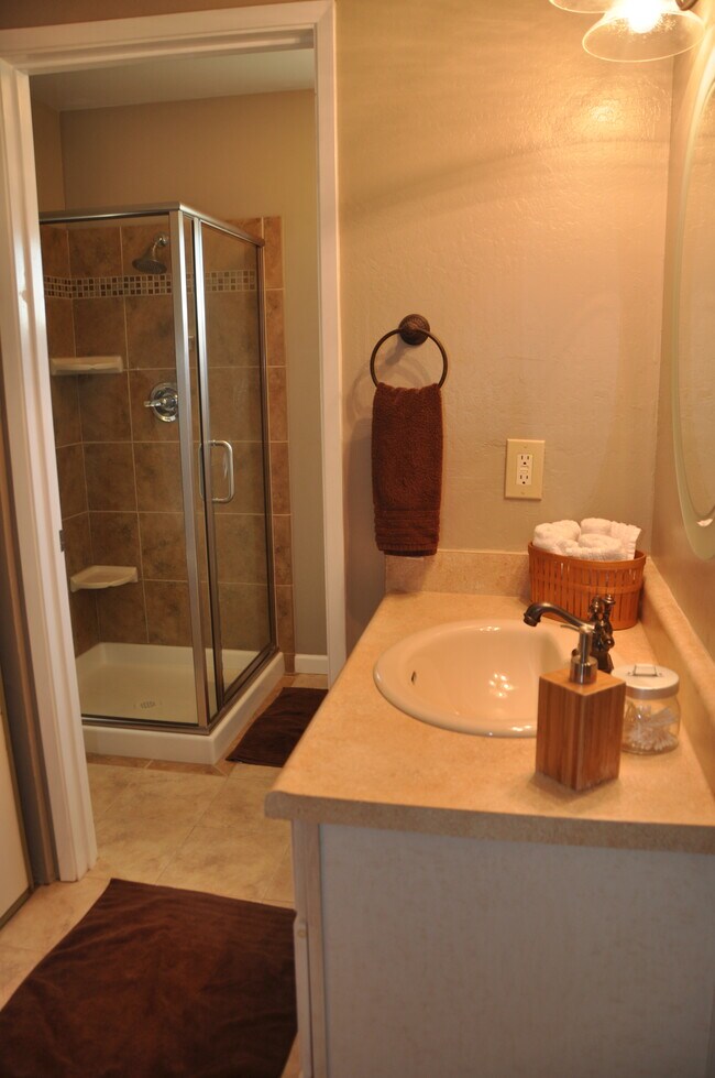 Building Photo - 5747 Clematis Dr