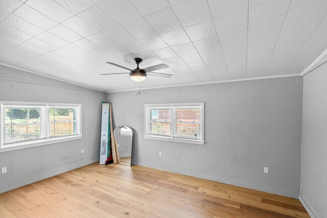 Building Photo - 212 SE Kalash Rd