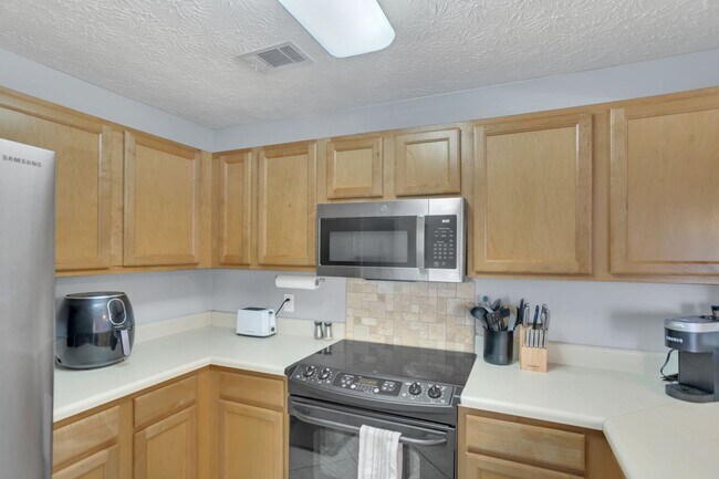 Building Photo - Southern Edge Condo Just Steps from Campus