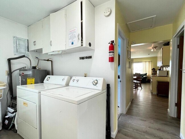 Building Photo - 106 9th St SE