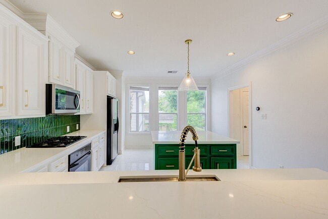 Building Photo - 3 bed, 3/1 bath updated townhome in the he...