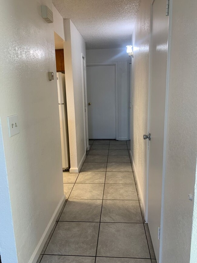 Building Photo - Lovey Townhome In Clovis!