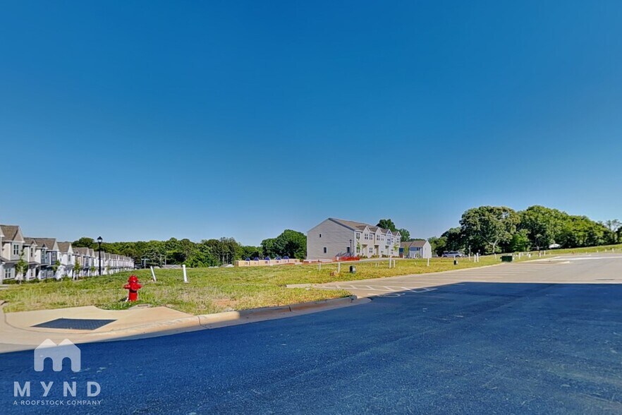 Building Photo - 1986 W Davidson Ave