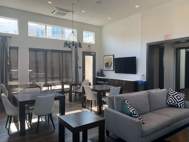Building Photo - Beautiful Townhome!