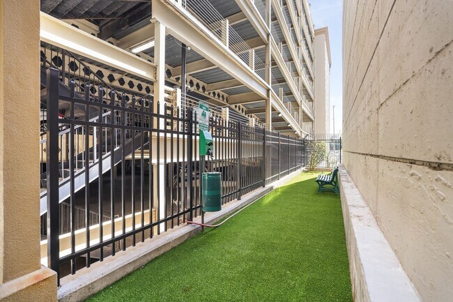 Building Photo - Penthouse-level 1 bed / 1 bath Condo at Bristol on Broadway